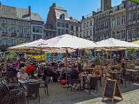 Mittagspause auf dem Grand Place von Huy : 2018.Ardennen, Belgien, Europa, Europe, Huy, MRD, Wallonie